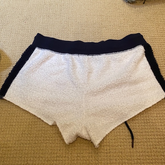 Tommy Hilfiger shorts - Picture 2 of 2